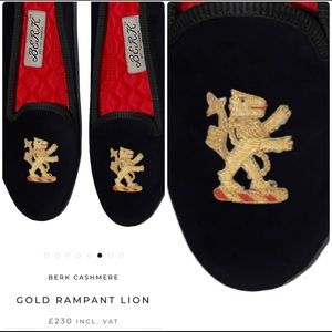 English Velvet Burlington Slippers gold Rampant Lion Embroidery crest like new